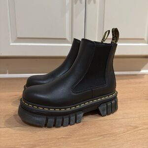 Dr. MARTENS PLATFORM CHELSEA BOOT